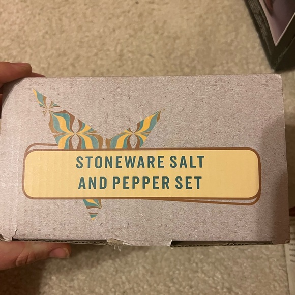 Stoneware Salt and Pepper Shakers Cracker Barrel Jukebox Radio - Picture 2 of 2